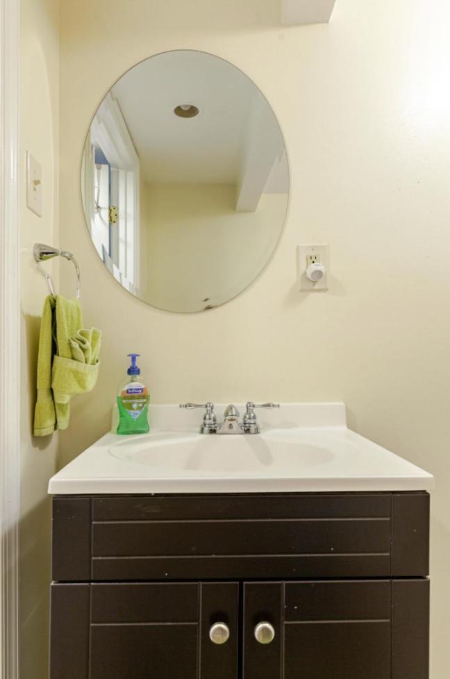 Apartment 1br Queen W Secure Parking And Fiberoptics Washington