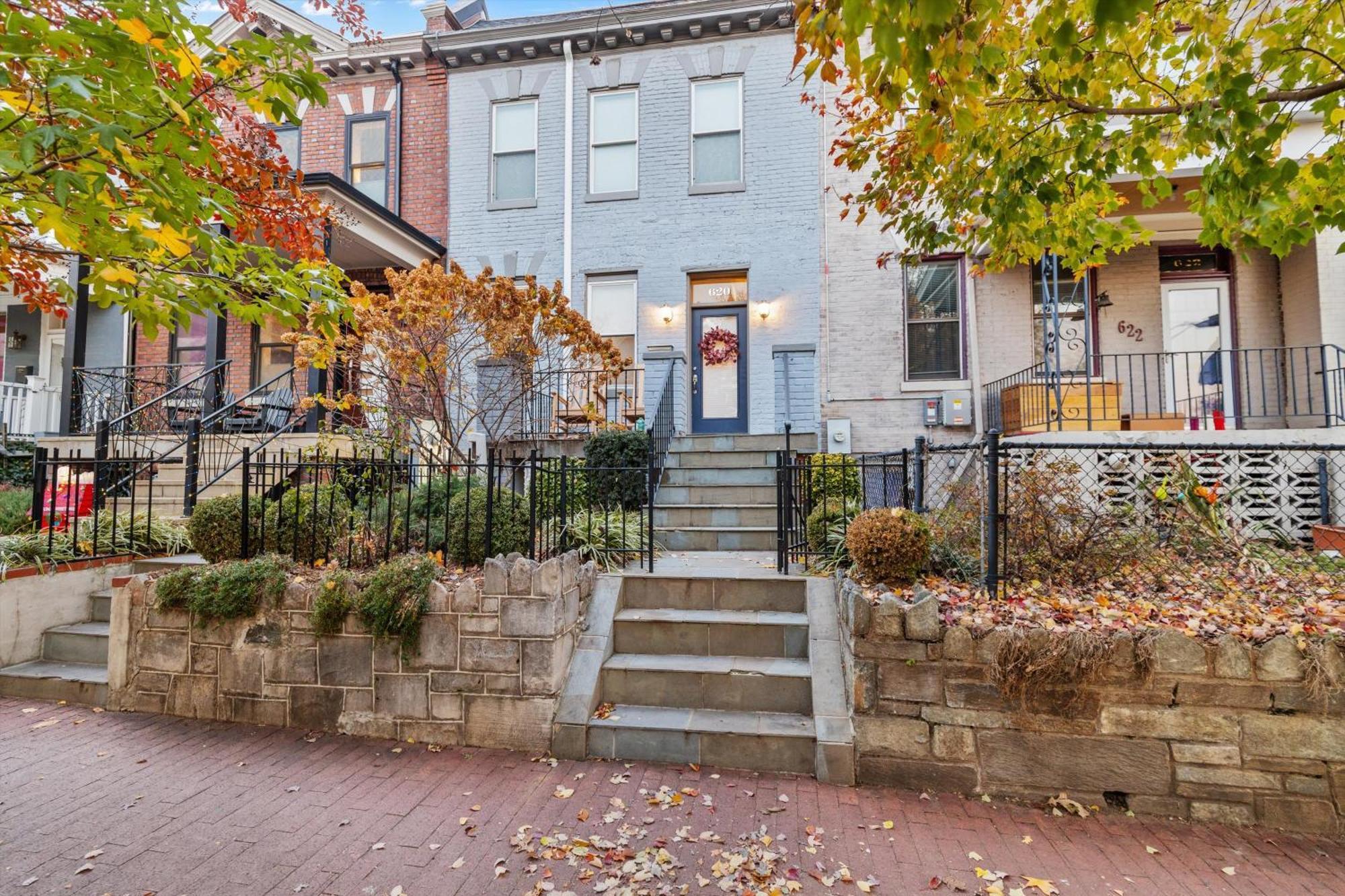Apartment Walk To Parks Restaurants Monuments &