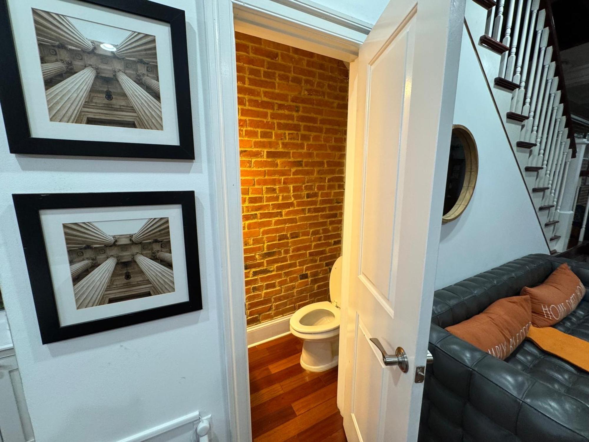Holiday home Classy Victorian Brownstone Subway Shopping Washington
