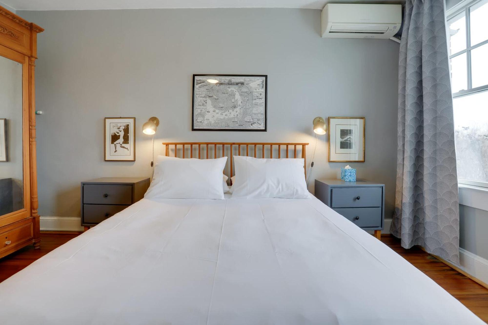 Sojourn Eclectic Capitol Hill Sleeps 4 Apartment *