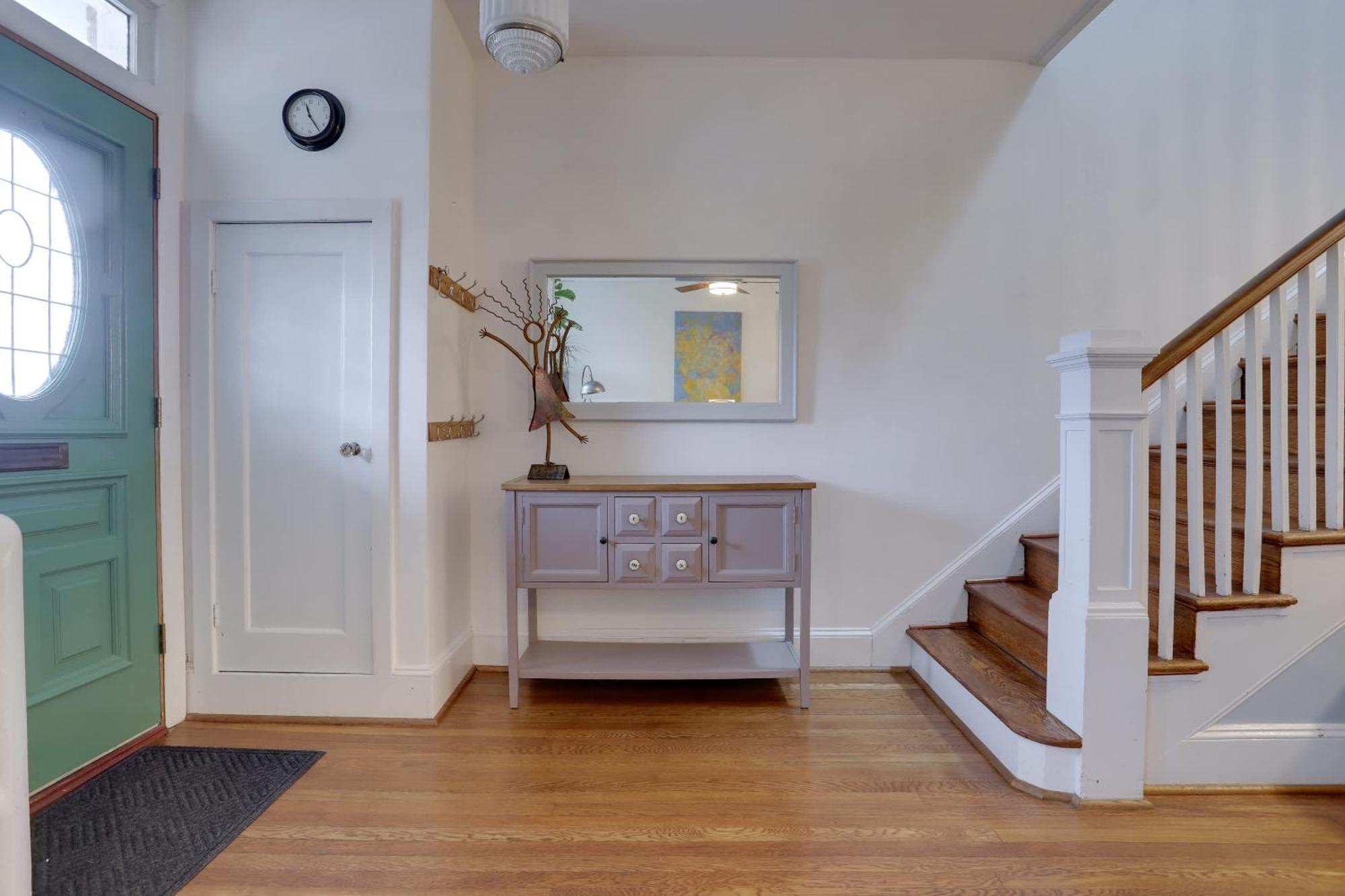 Sojourn Eclectic Capitol Hill Sleeps 4 Apartment *