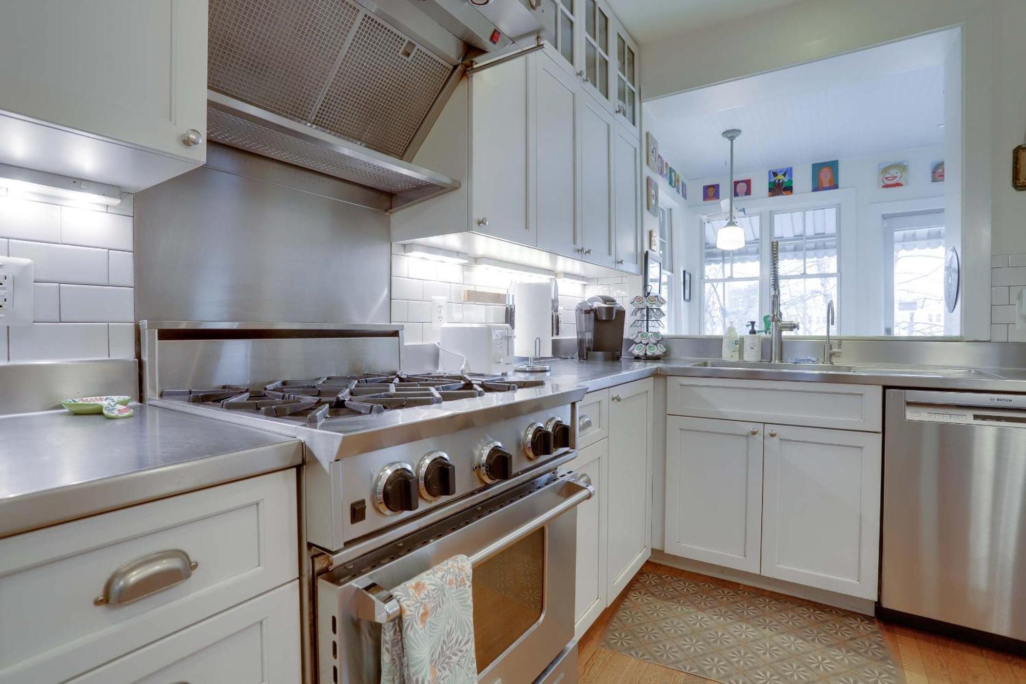 Sojourn Eclectic Capitol Hill Sleeps 4 Apartment *