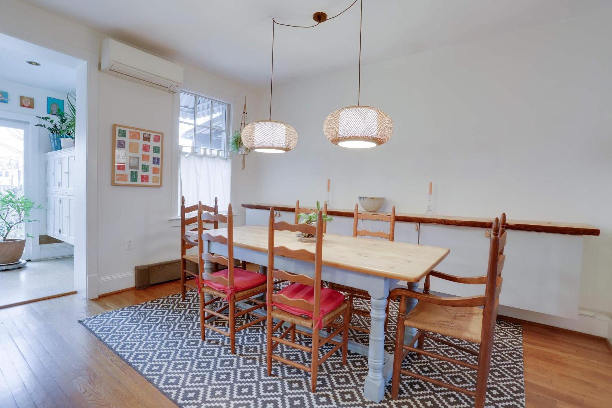 Sojourn Eclectic Capitol Hill Sleeps 4 Apartment *