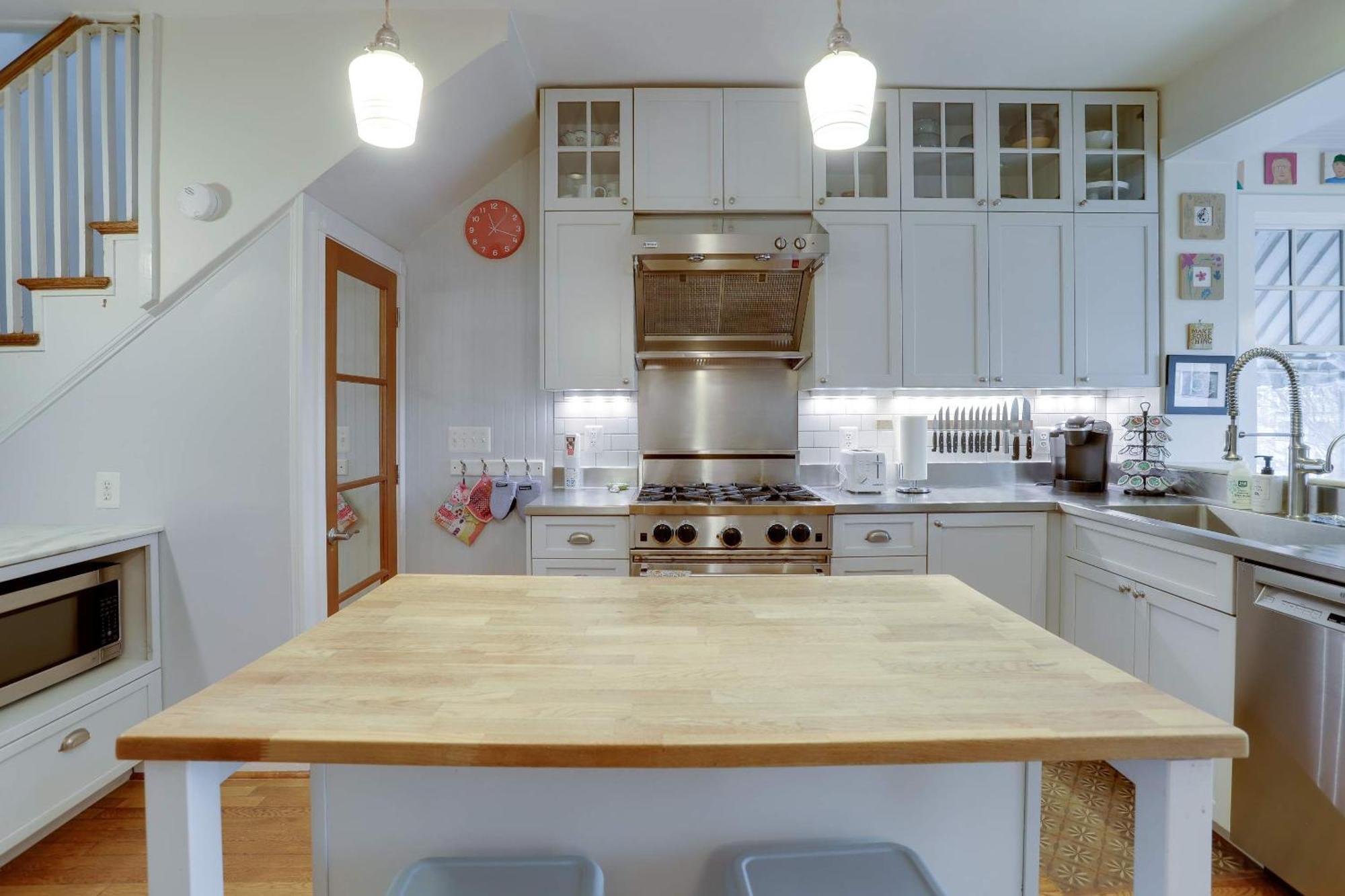Sojourn Eclectic Capitol Hill Sleeps 4 Apartment