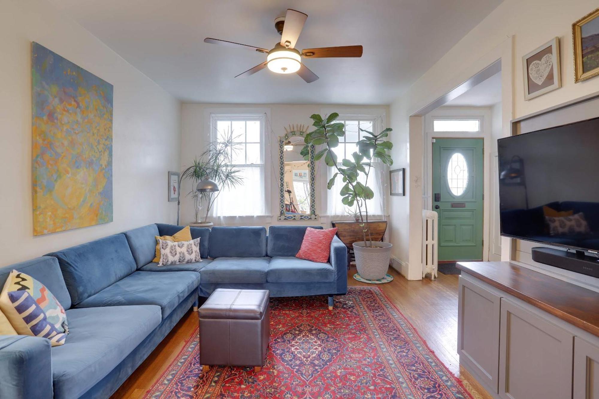 Apartment Sojourn Eclectic Capitol Hill Sleeps 4