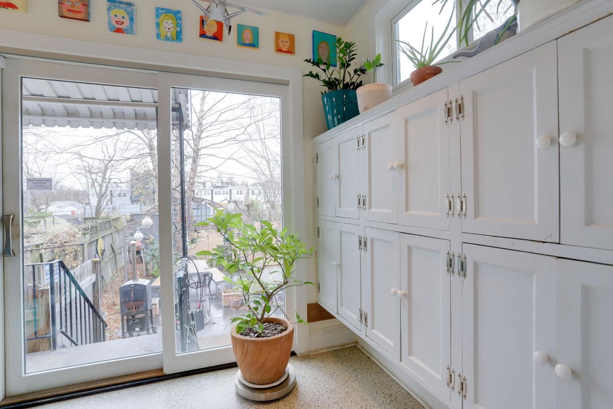 Sojourn Eclectic Capitol Hill Sleeps 4 Apartment *