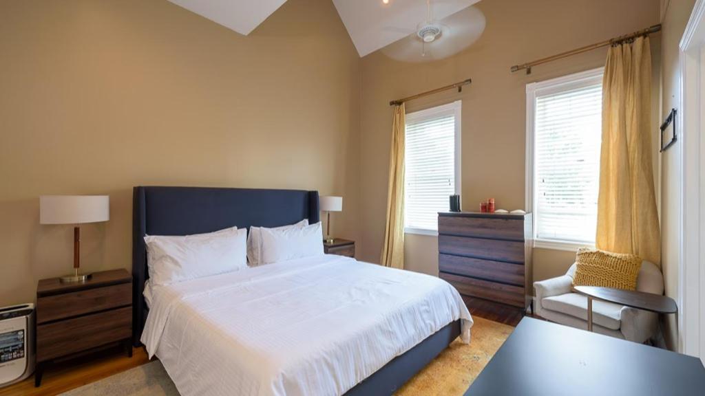 Historic Capitol Hill Townhouse Apartment *