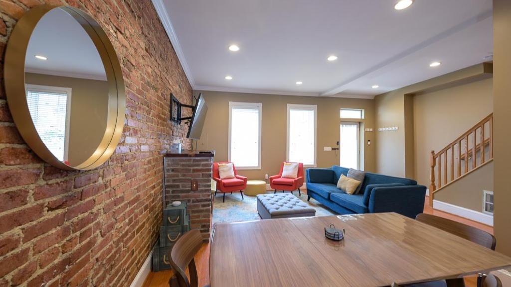 Historic Capitol Hill Townhouse Apartment *