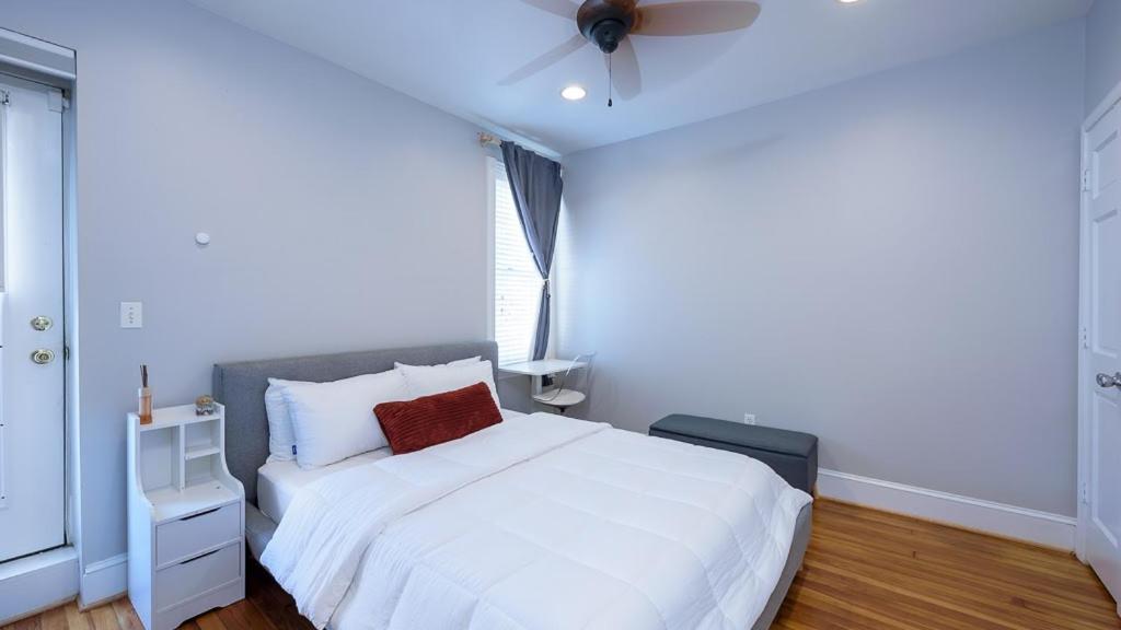 Historic Capitol Hill Townhouse Apartment *
