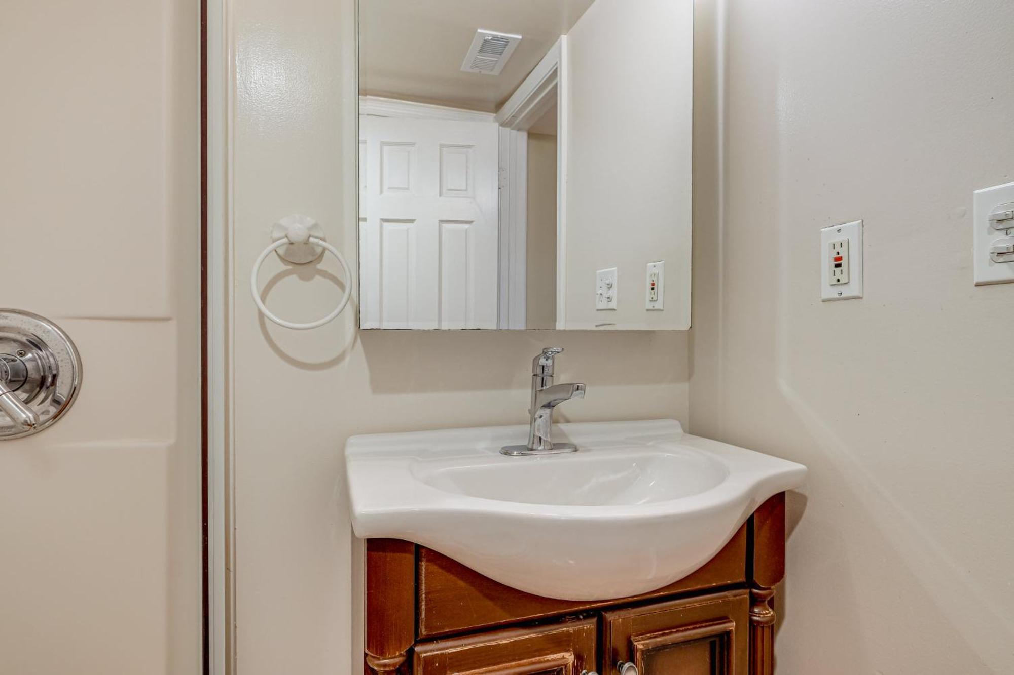 Historic Capitol Hill Townhouse Apartment *
