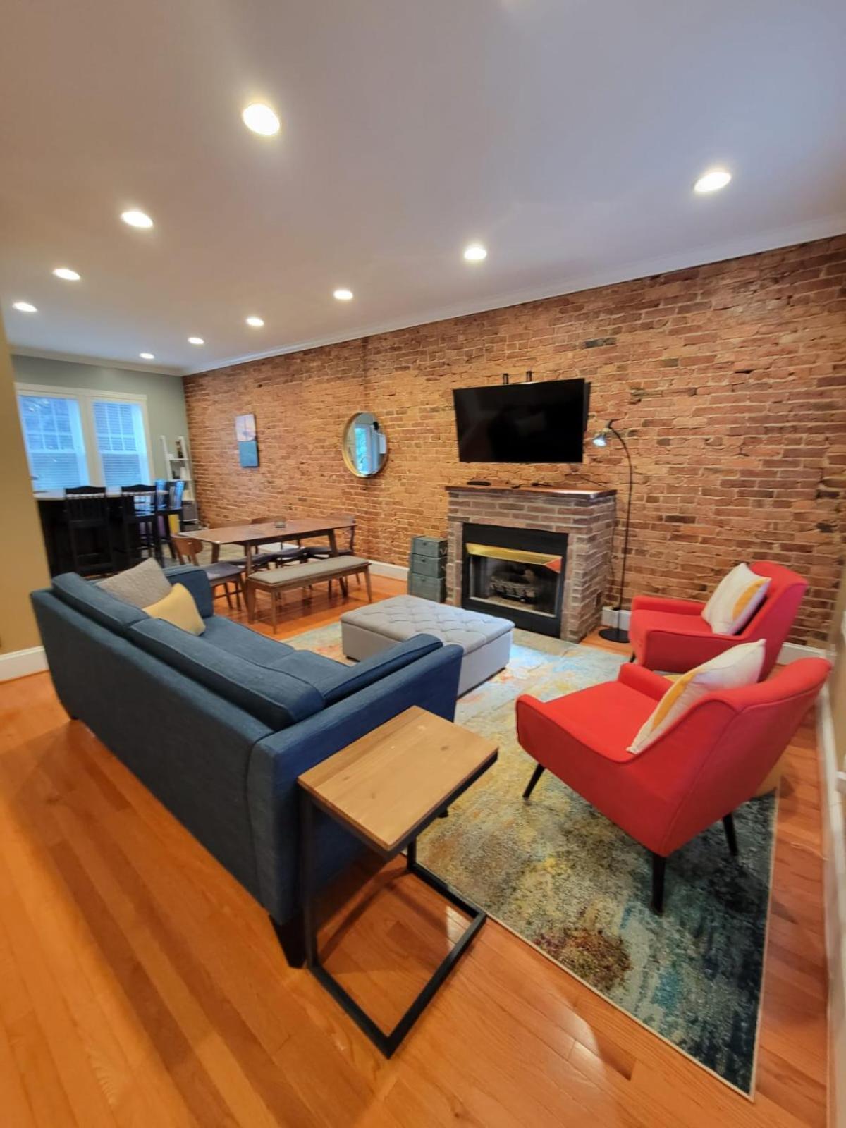 Historic Capitol Hill Townhouse Apartment *