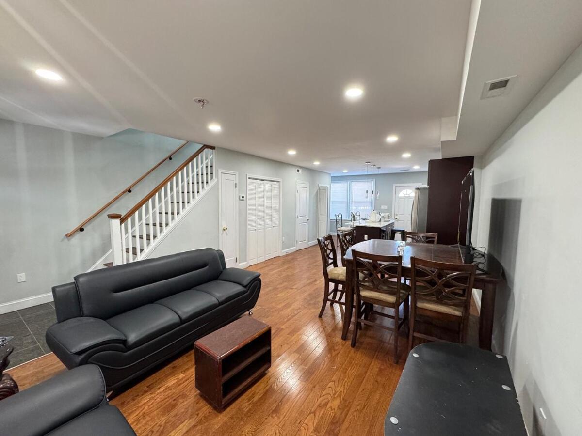 Beautiful 3br Updated House Dc - Private Parking Holiday home *