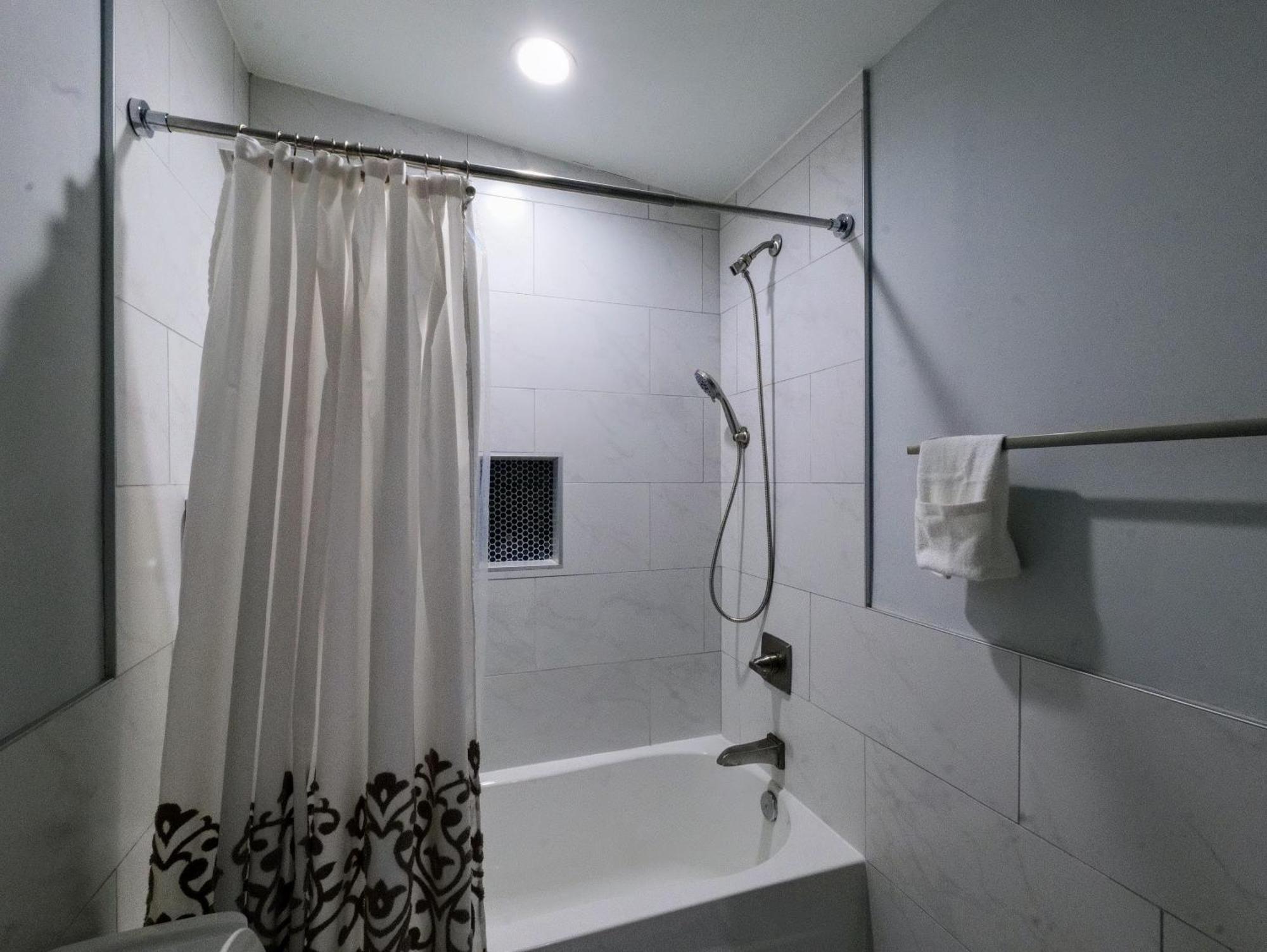 Modern, Chic, 3bd, Metro Accessible And Free Parking Washington