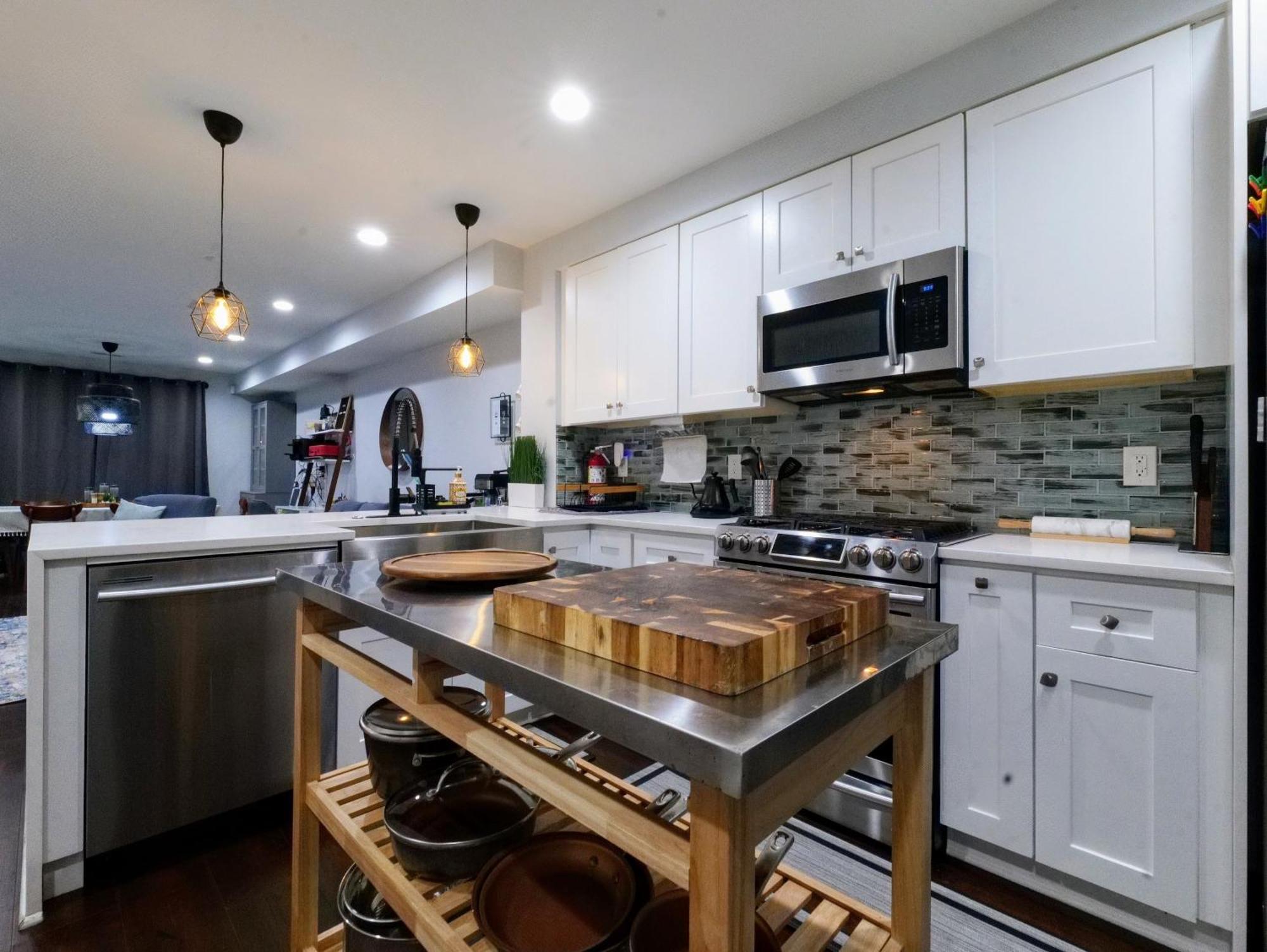 Modern, Chic, 3bd, Metro Accessible And Free Parking Holiday home *