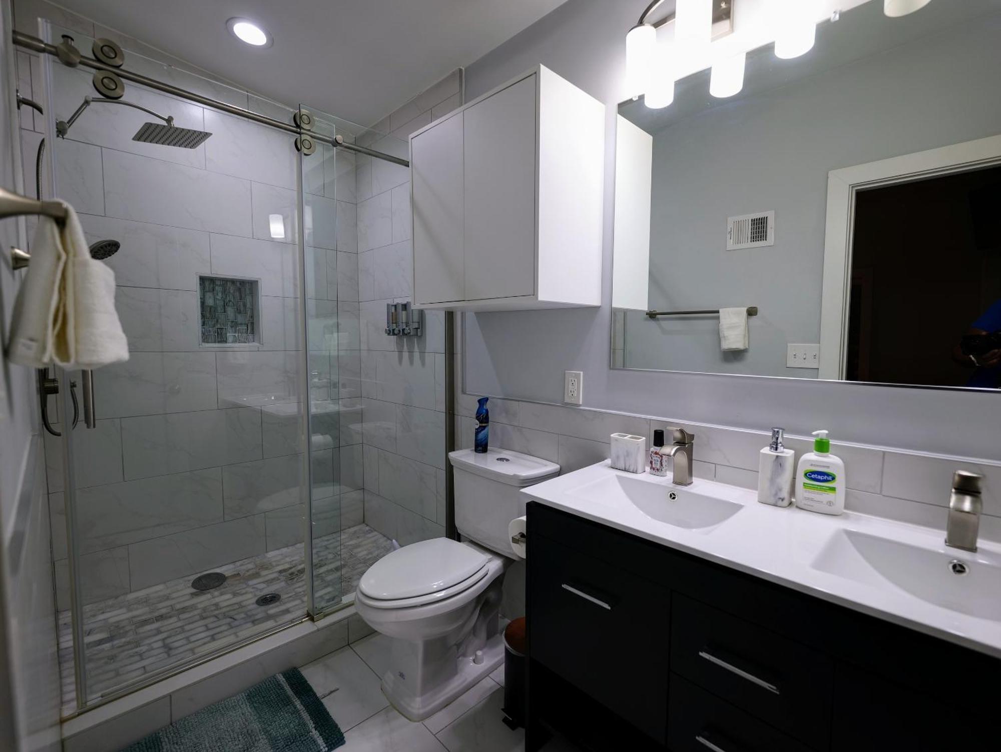 Holiday home Modern, Chic, 3bd, Metro Accessible And Free Parking *