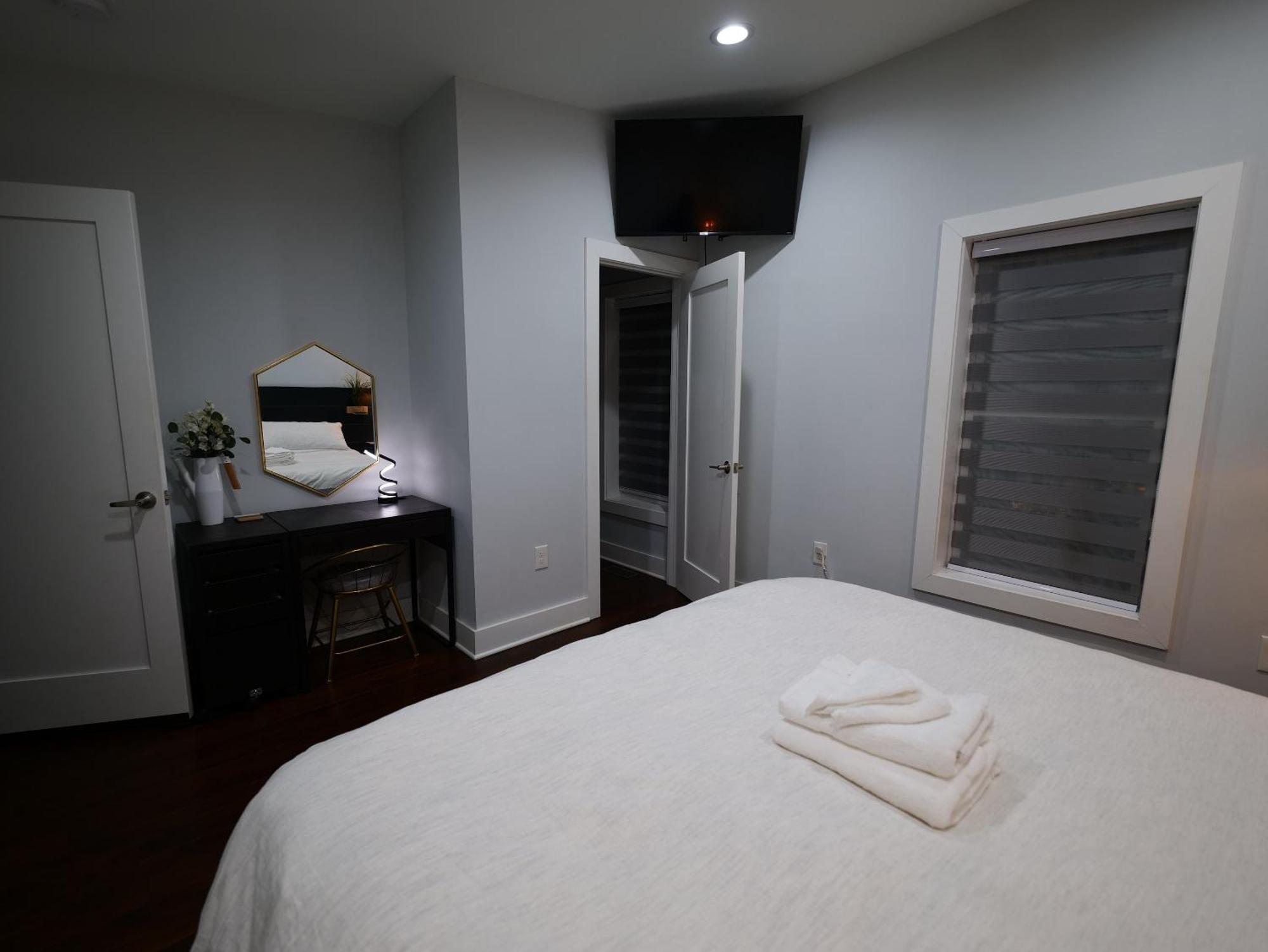 Modern, Chic, 3bd, Metro Accessible And Free Parking