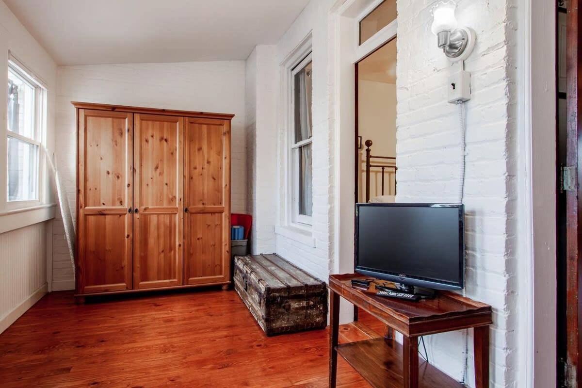 The E St Retreat Lovely 3-br Nestled Between H St & Eastern Market Holiday home