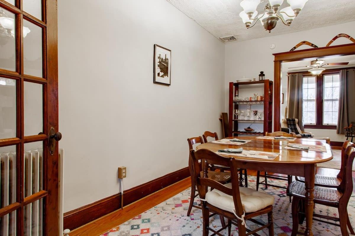 The E St Retreat Lovely 3-br Nestled Between H St & Eastern Market