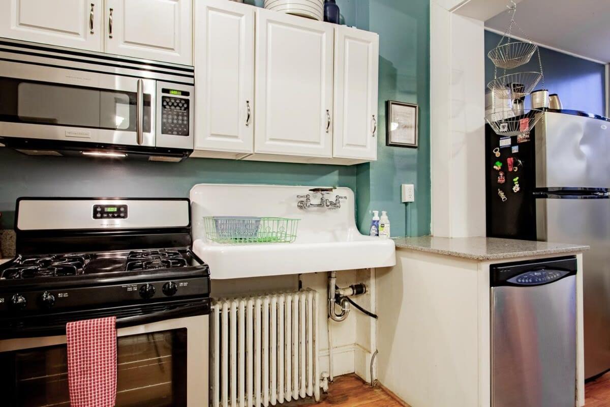 The E St Retreat Lovely 3-br Nestled Between H St & Eastern Market Holiday home