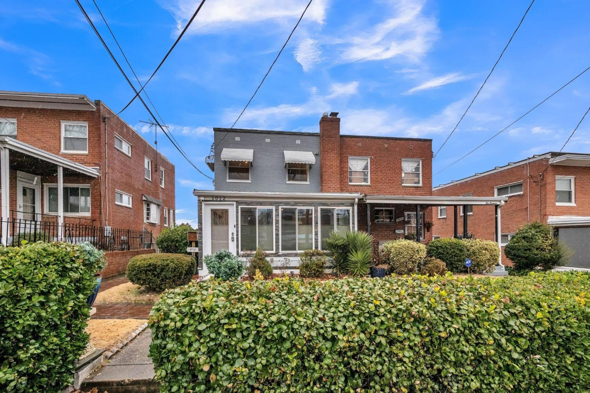 Gorgeous Tucked Away In Greener Part Of Town Transit-friendly Holiday home *
