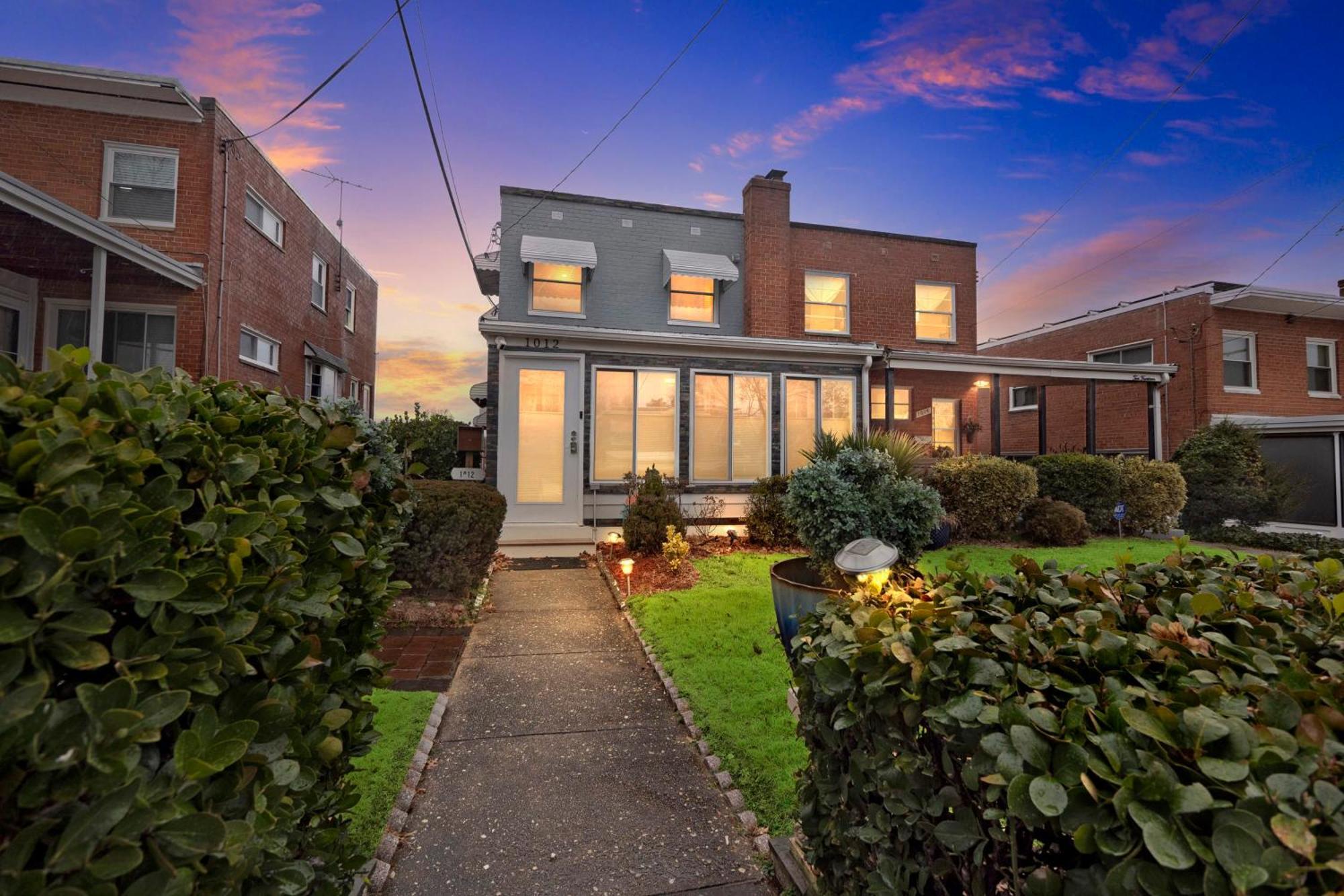 Gorgeous Tucked Away In Greener Part Of Town Transit-friendly Holiday home