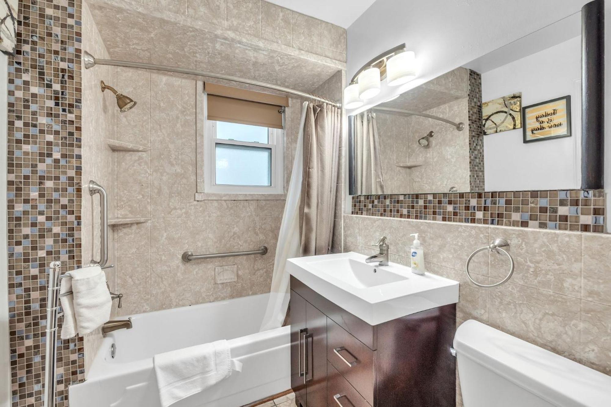 Gorgeous Tucked Away In Greener Part Of Town Transit-friendly *