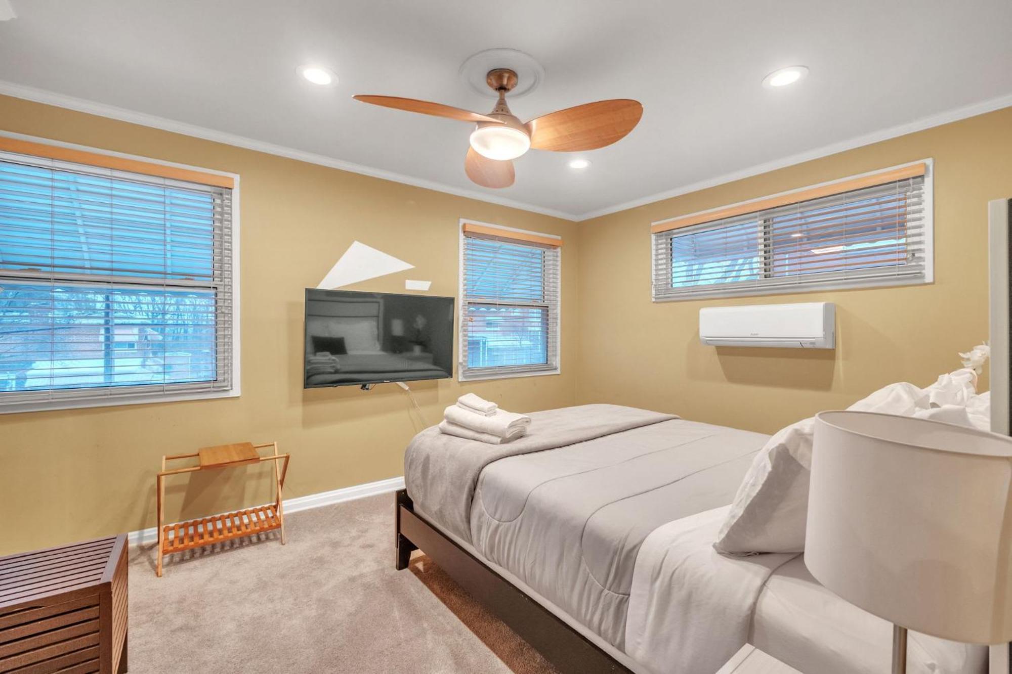 Gorgeous Tucked Away In Greener Part Of Town Transit-friendly * Washington