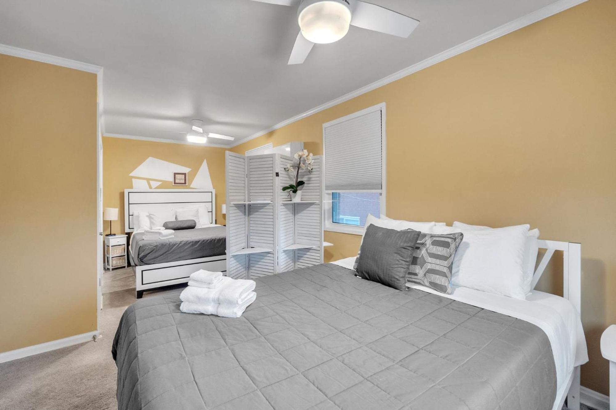 Holiday home Gorgeous Tucked Away In Greener Part Of Town Transit-friendly *
