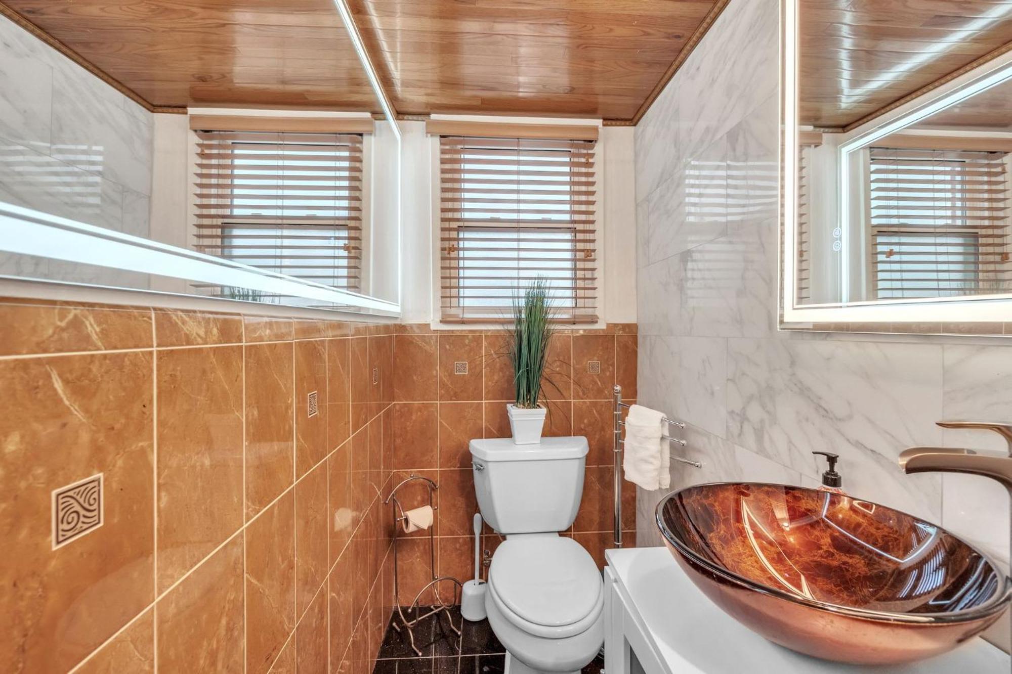 Gorgeous Tucked Away In Greener Part Of Town Transit-friendly Holiday home Washington