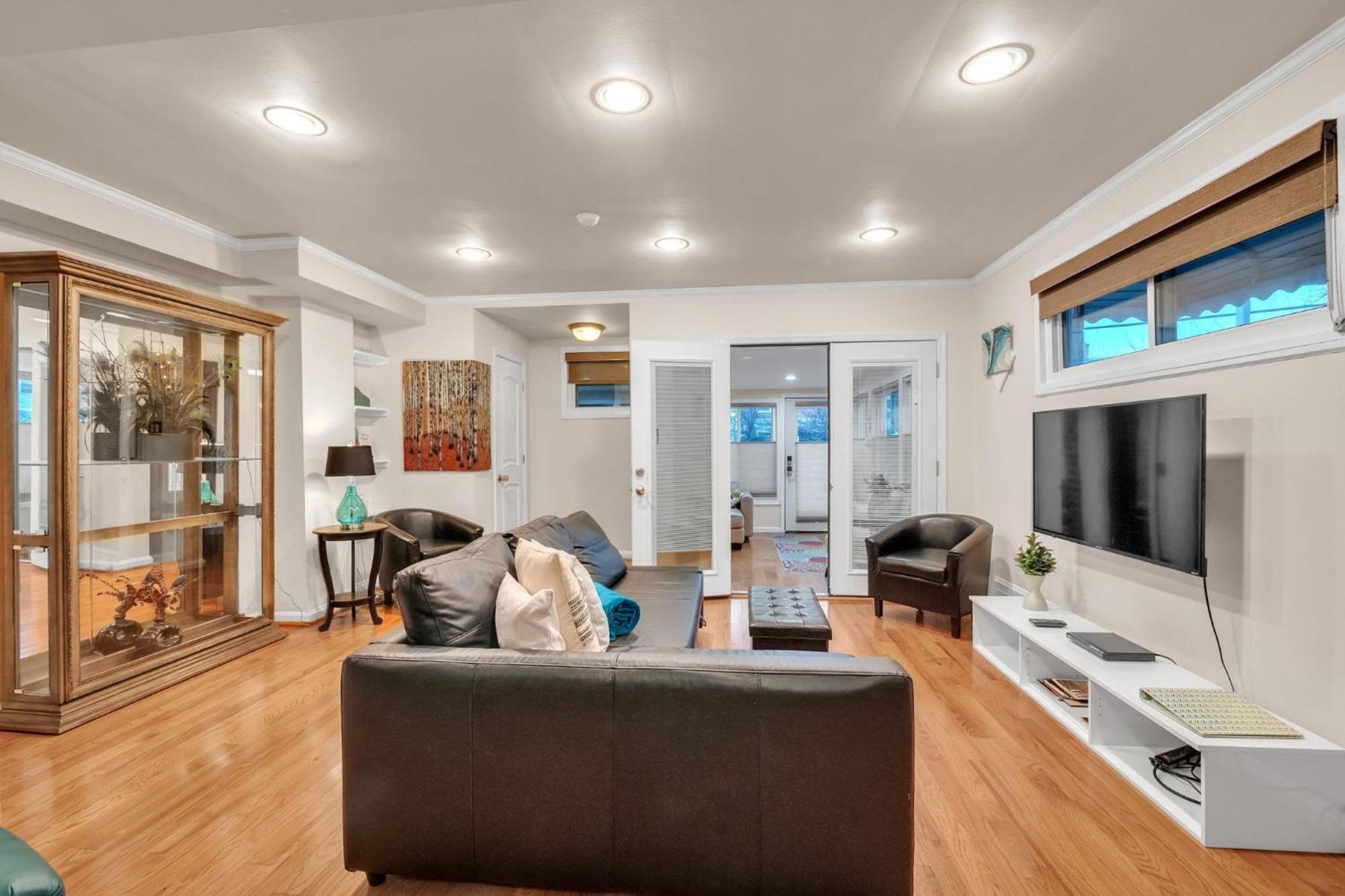 Gorgeous Tucked Away In Greener Part Of Town Transit-friendly