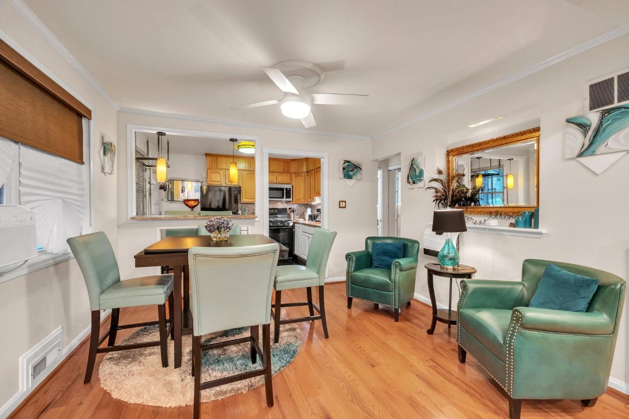 Holiday home Gorgeous Tucked Away In Greener Part Of Town Transit-friendly *