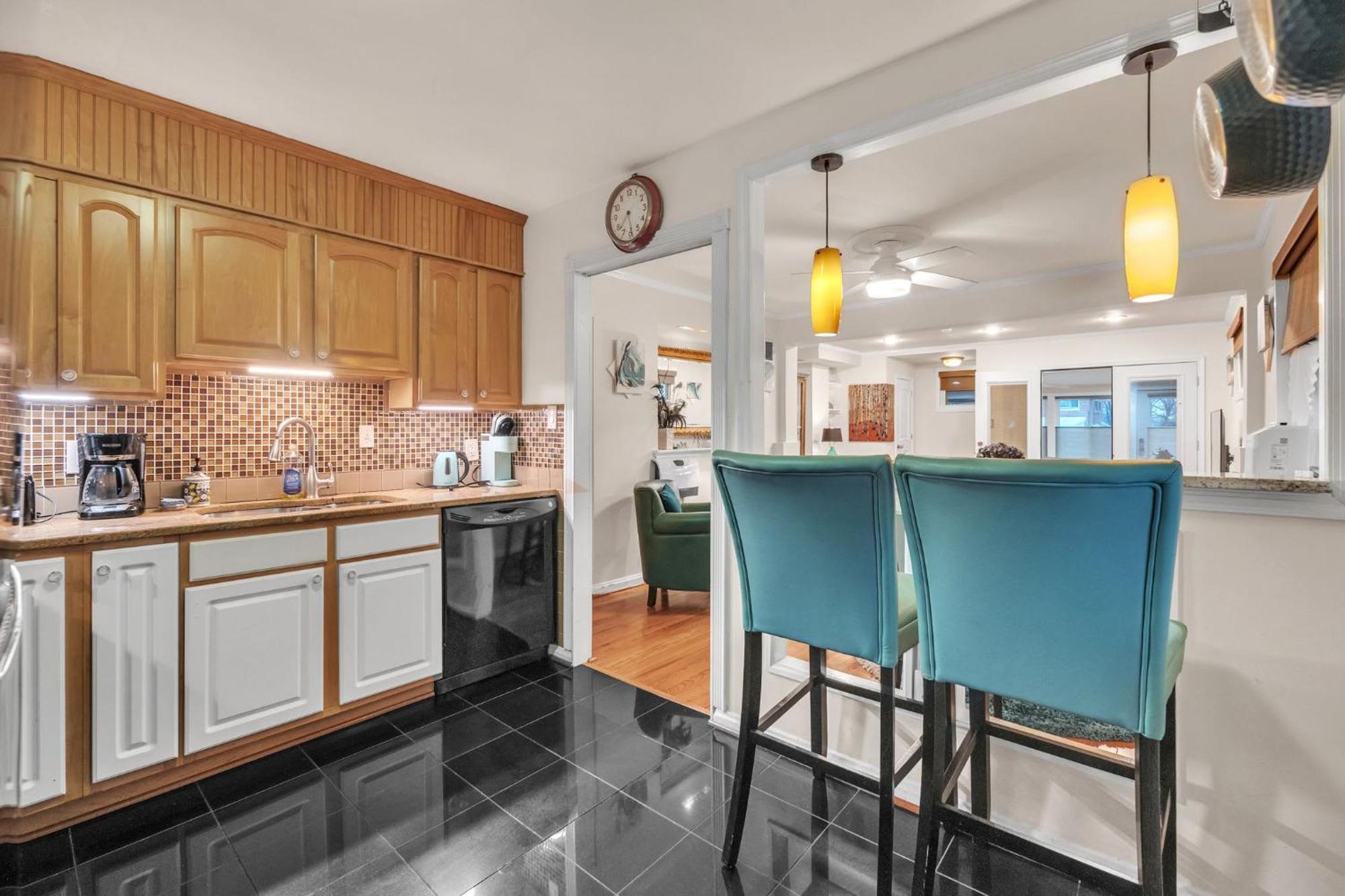Gorgeous Tucked Away In Greener Part Of Town Transit-friendly
