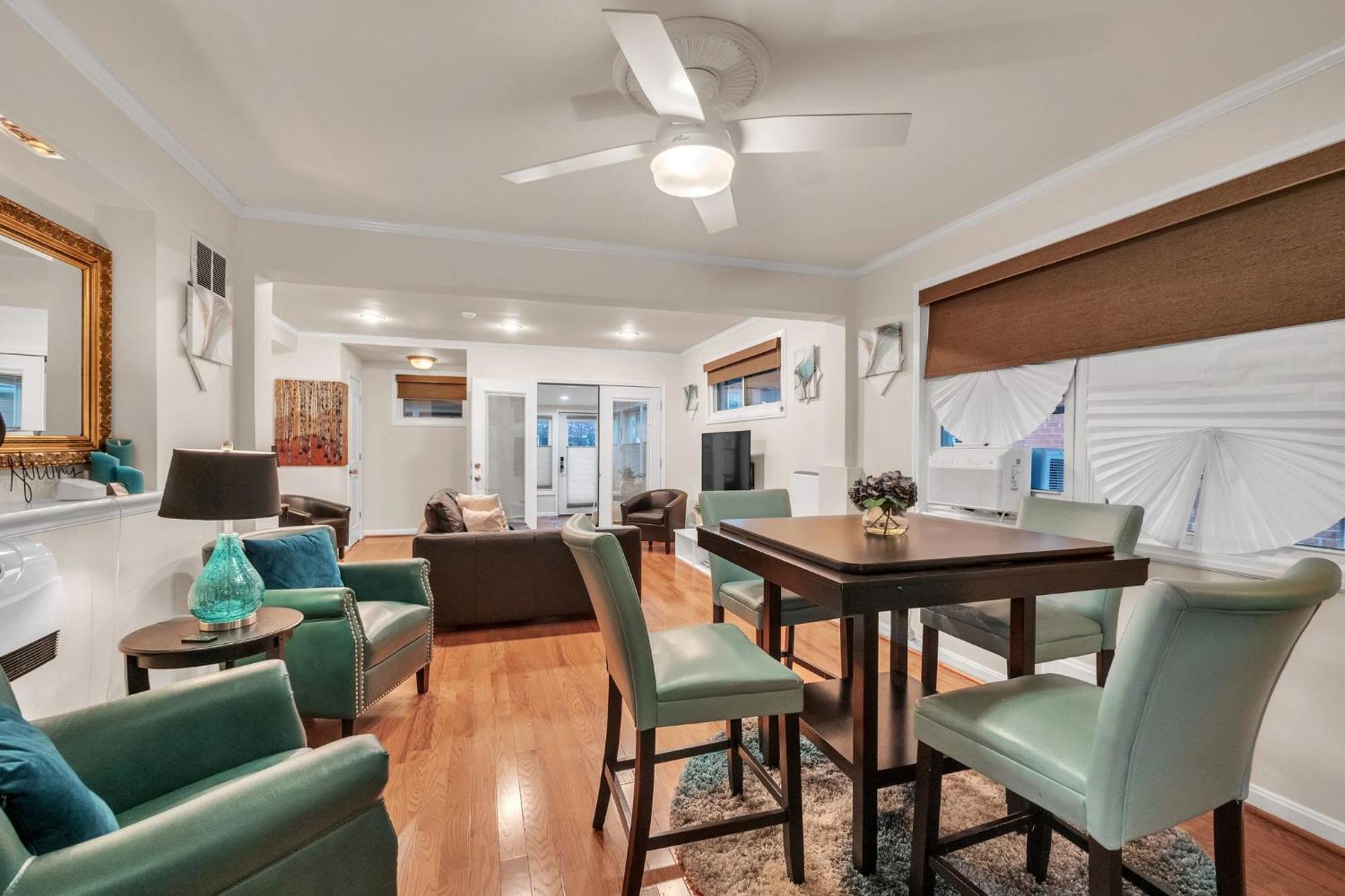 Gorgeous Tucked Away In Greener Part Of Town Transit-friendly Holiday home *