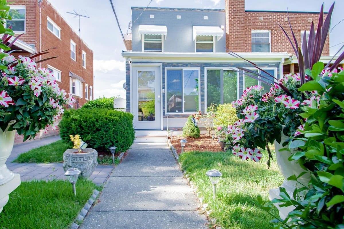 Gorgeous Tucked Away In Greener Part Of Town Transit-friendly Holiday home Washington