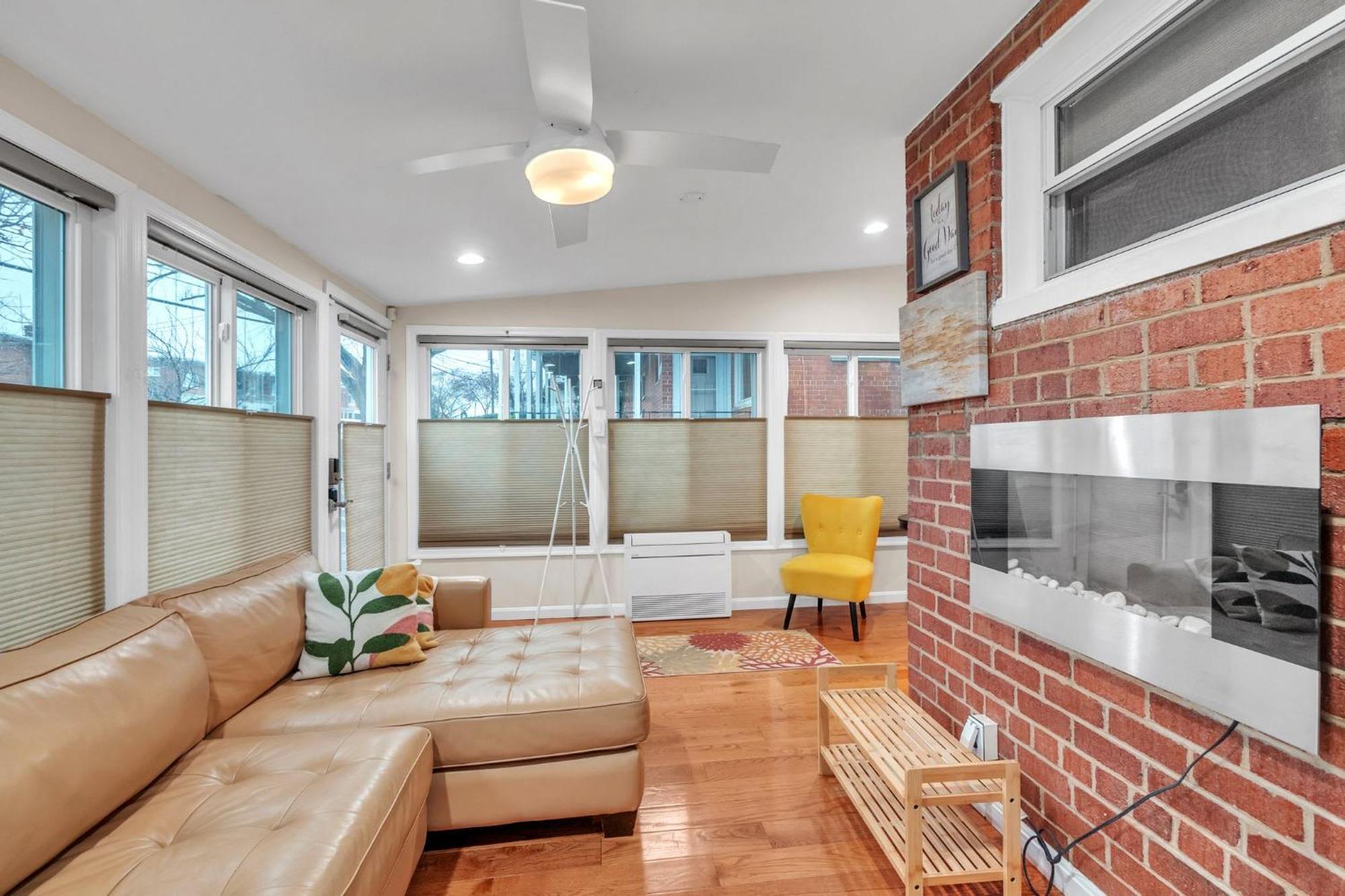 Gorgeous Tucked Away In Greener Part Of Town Transit-friendly *