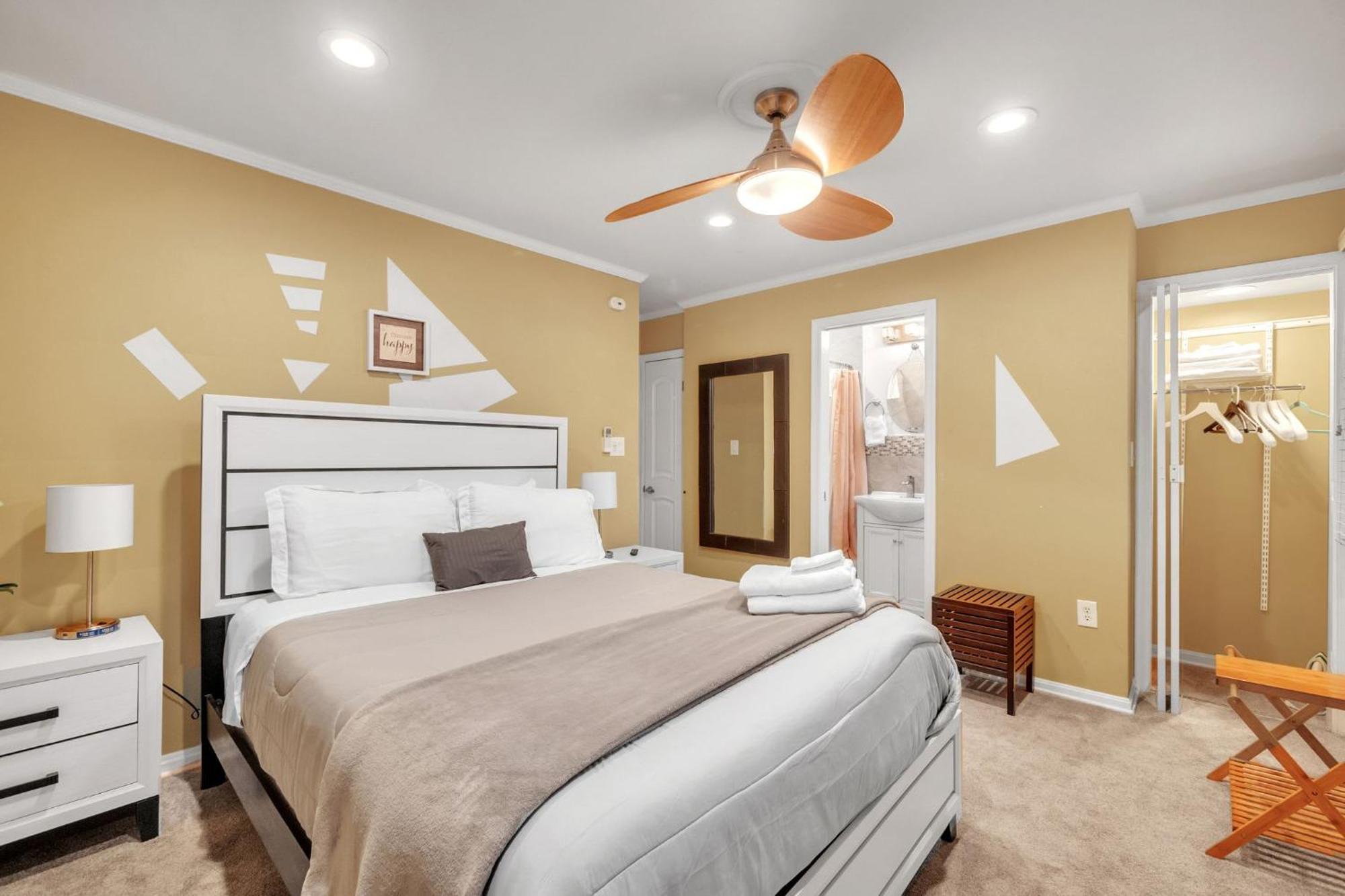 Gorgeous Tucked Away In Greener Part Of Town Transit-friendly