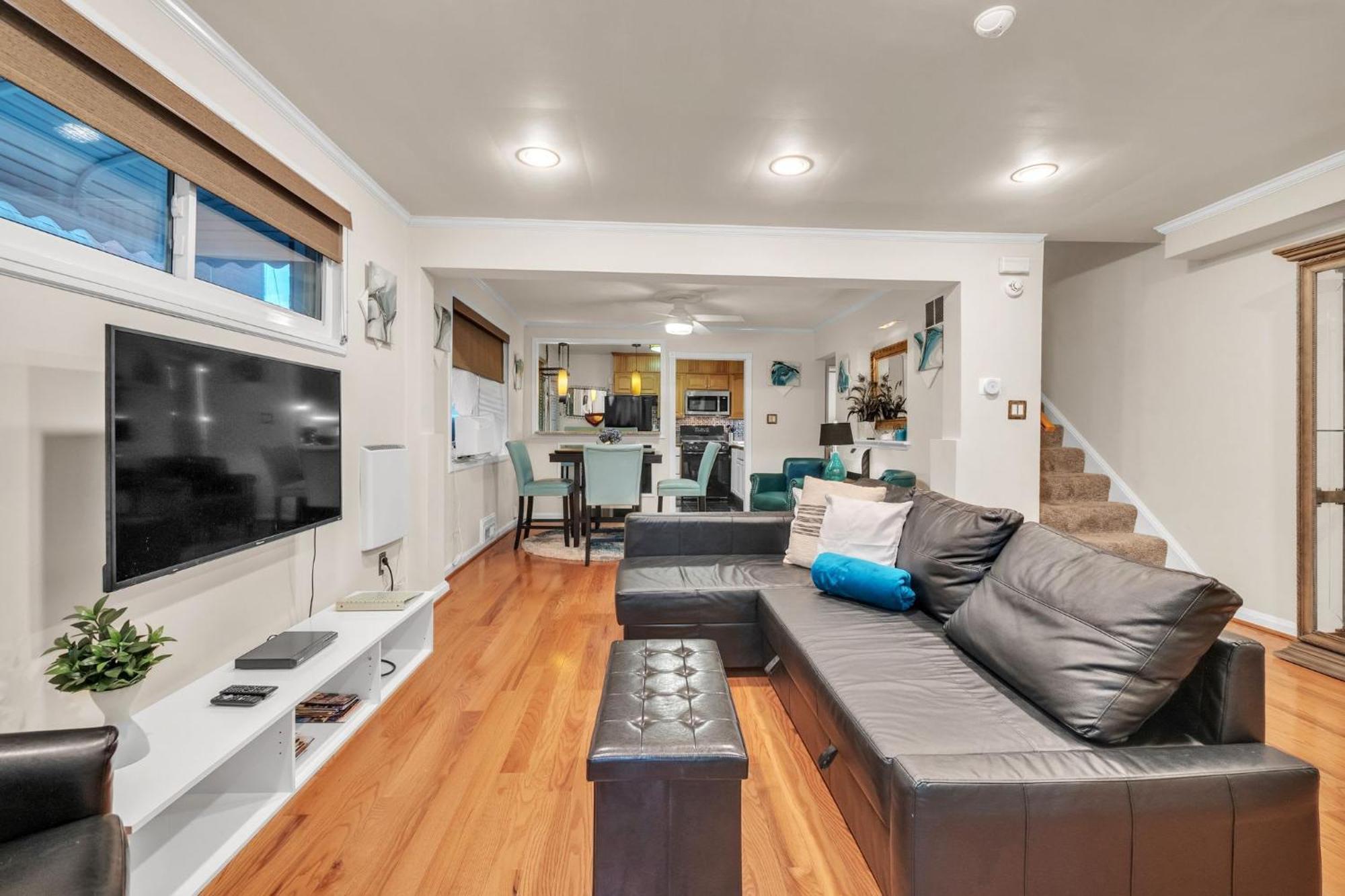 Holiday home Gorgeous Tucked Away In Greener Part Of Town Transit-friendly Washington