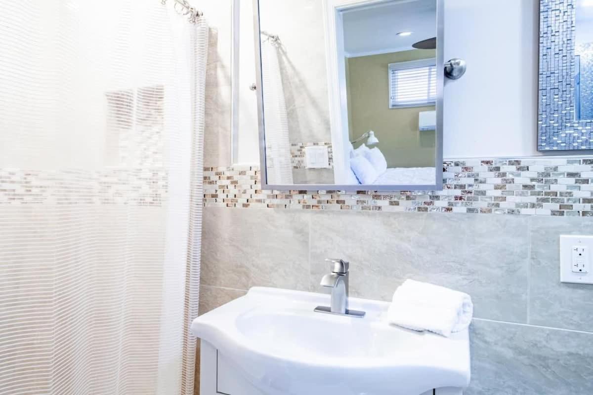 Gorgeous Tucked Away In Greener Part Of Town Transit-friendly