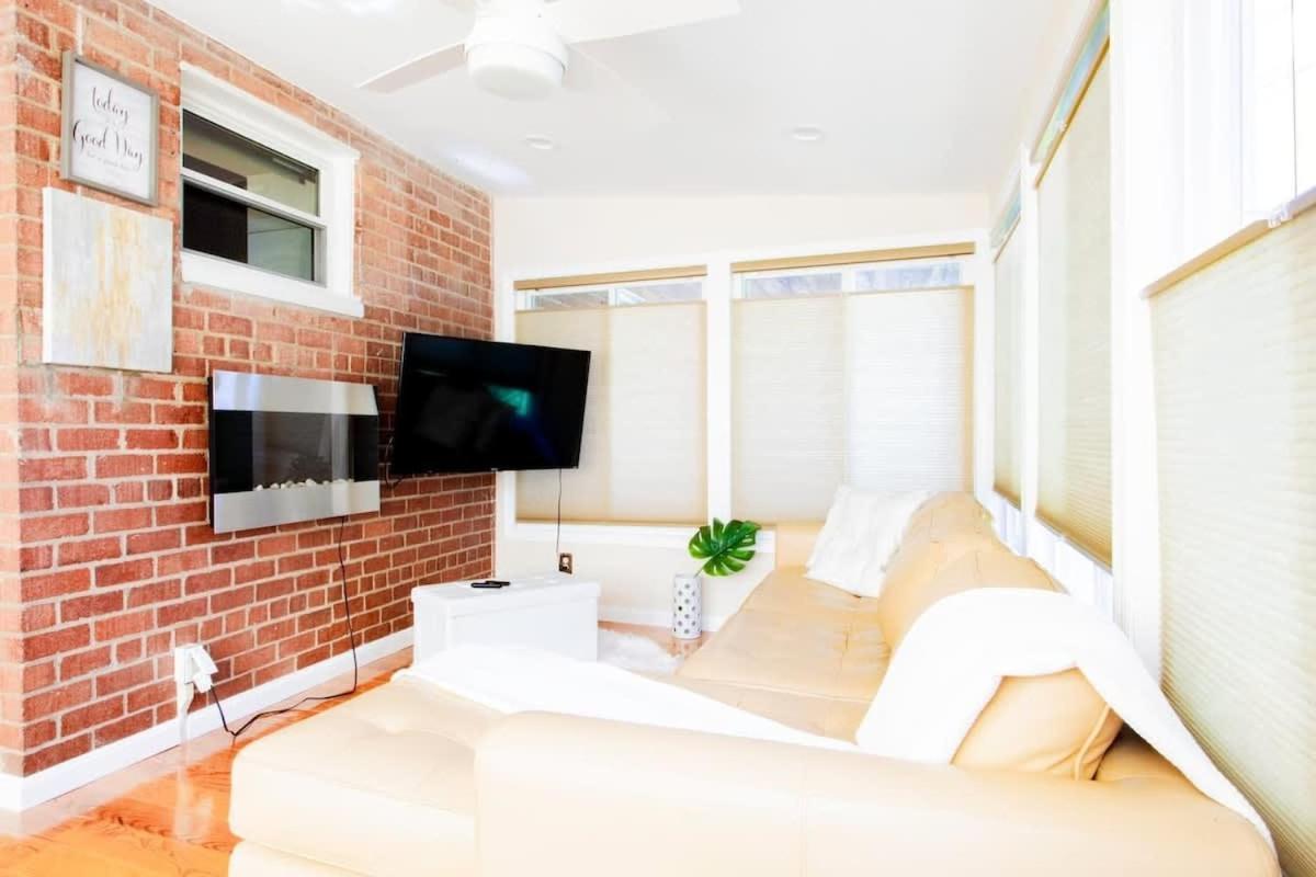 Gorgeous Tucked Away In Greener Part Of Town Transit-friendly Holiday home *