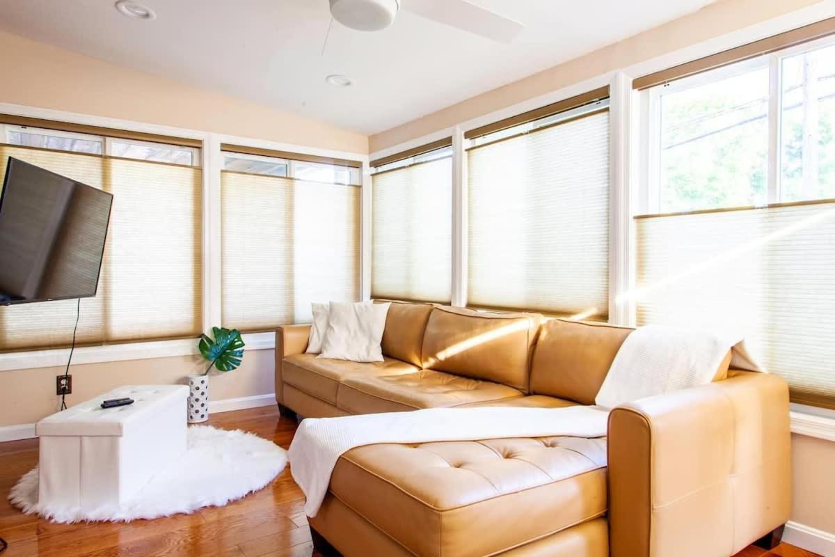 Holiday home Gorgeous Tucked Away In Greener Part Of Town Transit-friendly Washington