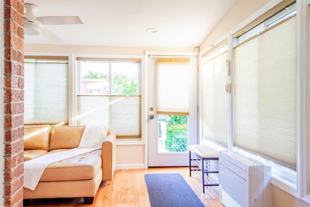 Gorgeous Tucked Away In Greener Part Of Town Transit-friendly Washington