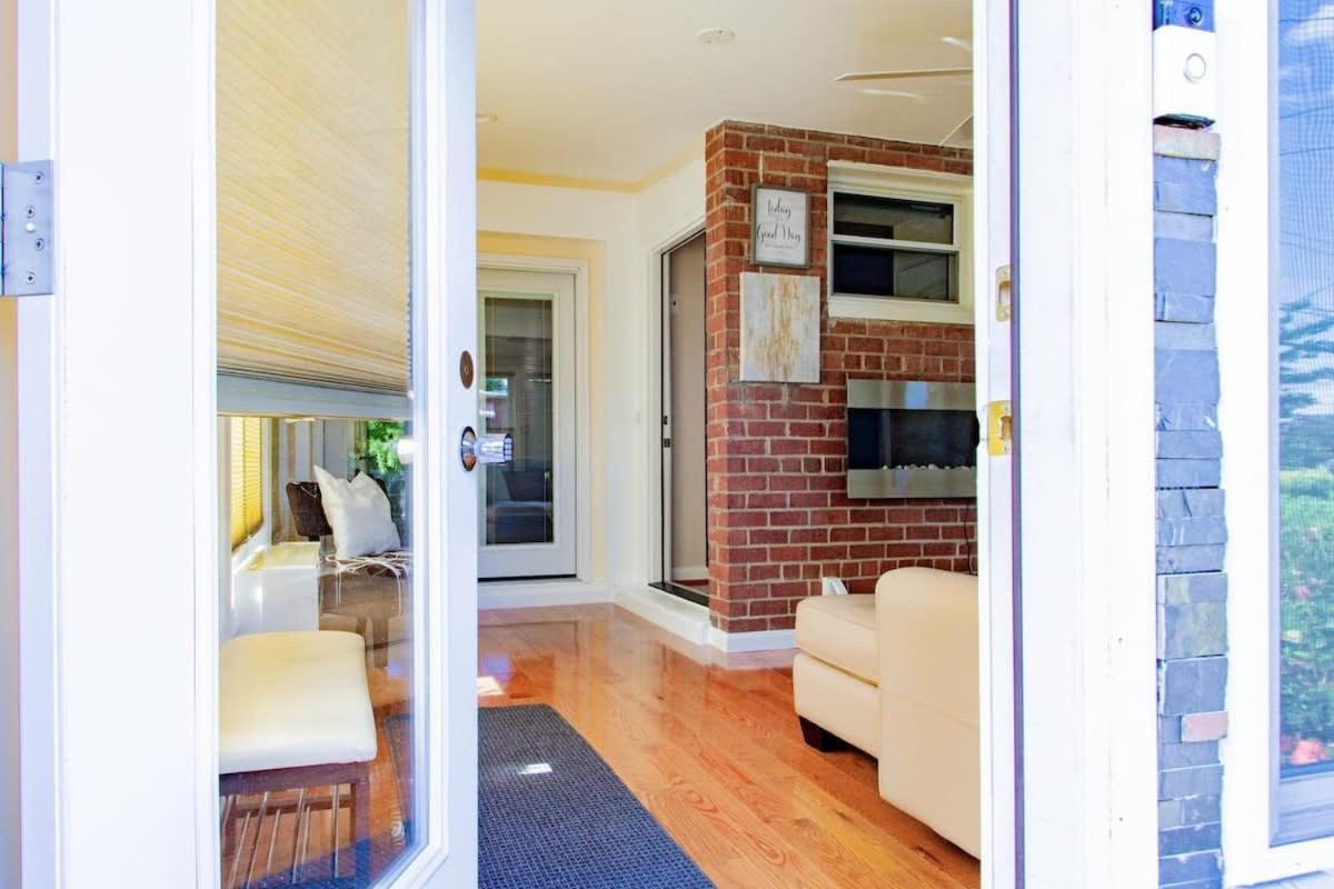 Gorgeous Tucked Away In Greener Part Of Town Transit-friendly * Washington