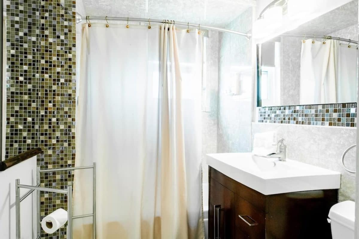 Gorgeous Tucked Away In Greener Part Of Town Transit-friendly