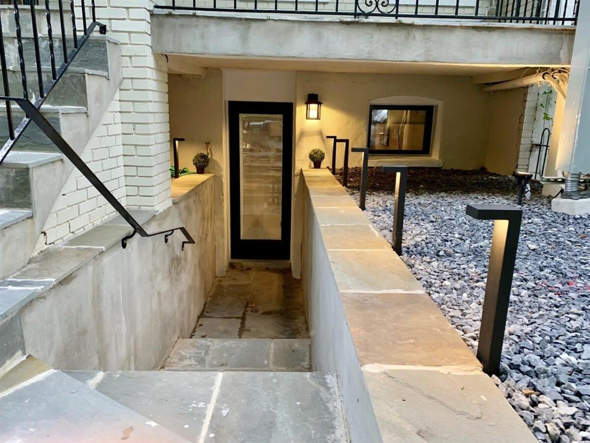 Apartment No Looking-parking Washington