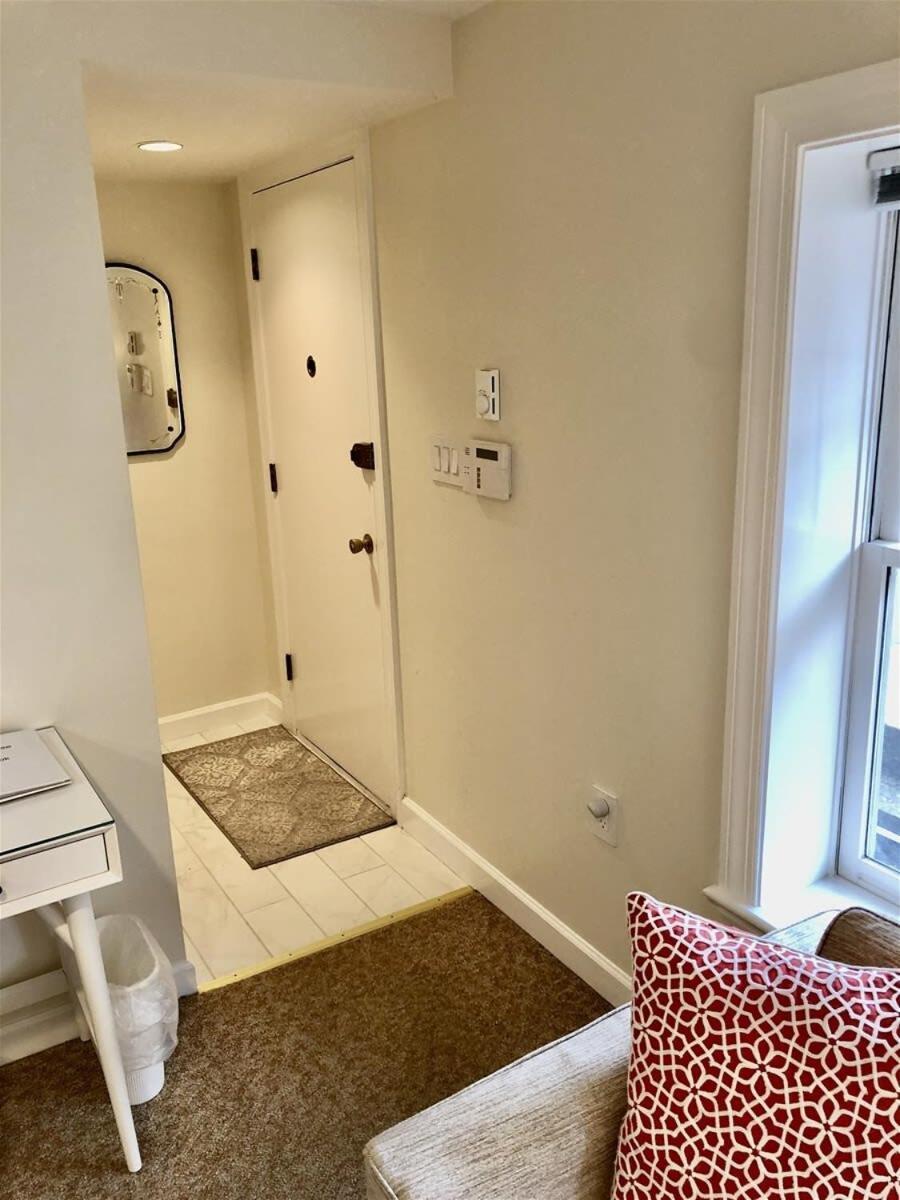 Apartment Incredible Location Steps From 14th Washington