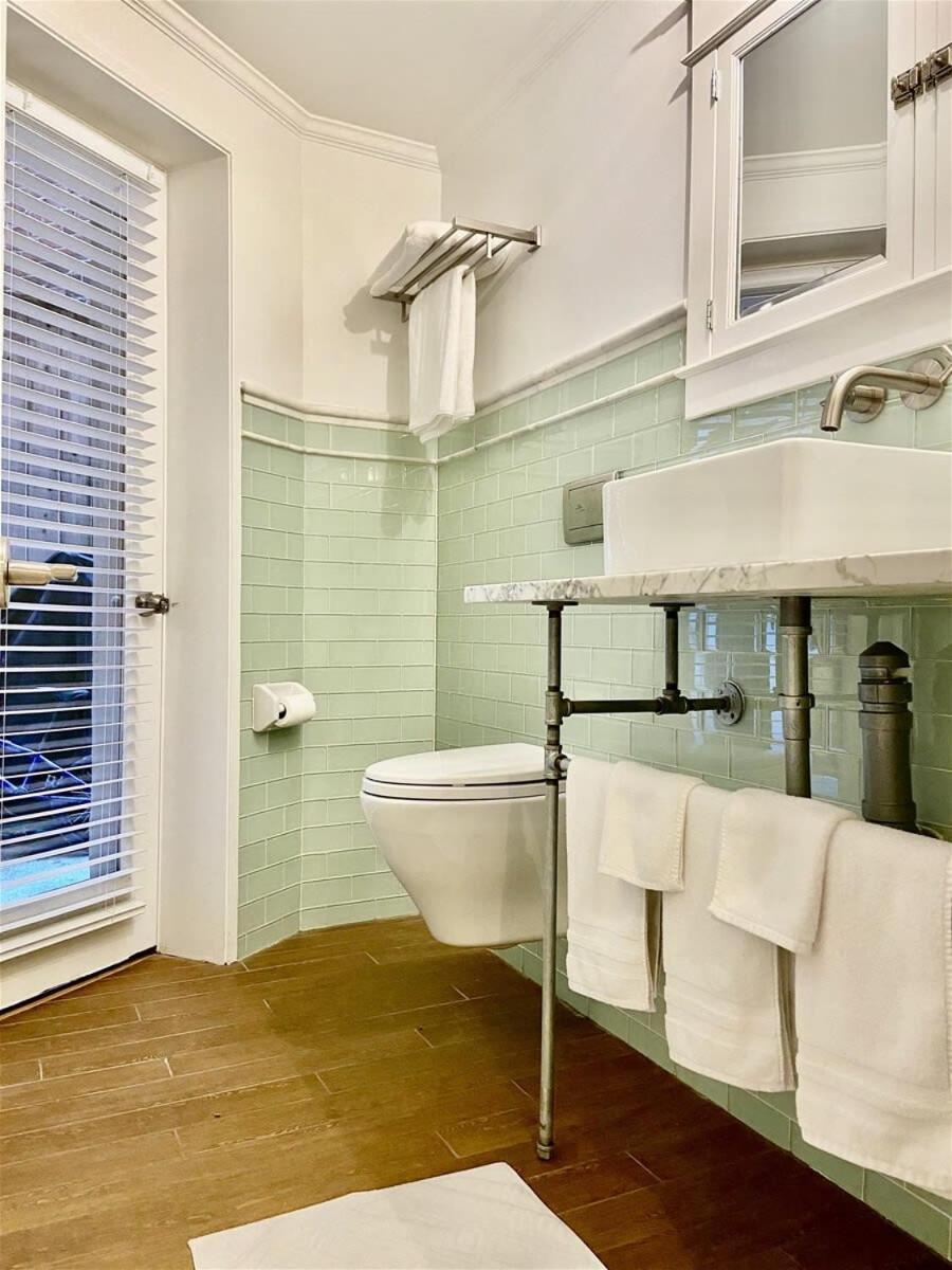 Heart Of Mount Pleasant - With Parking Apartment *
