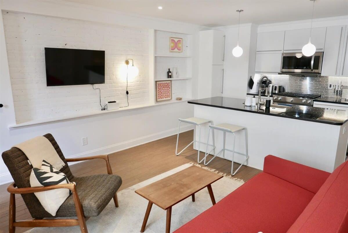 Apartment Heart Of Mount Pleasant - With Parking *