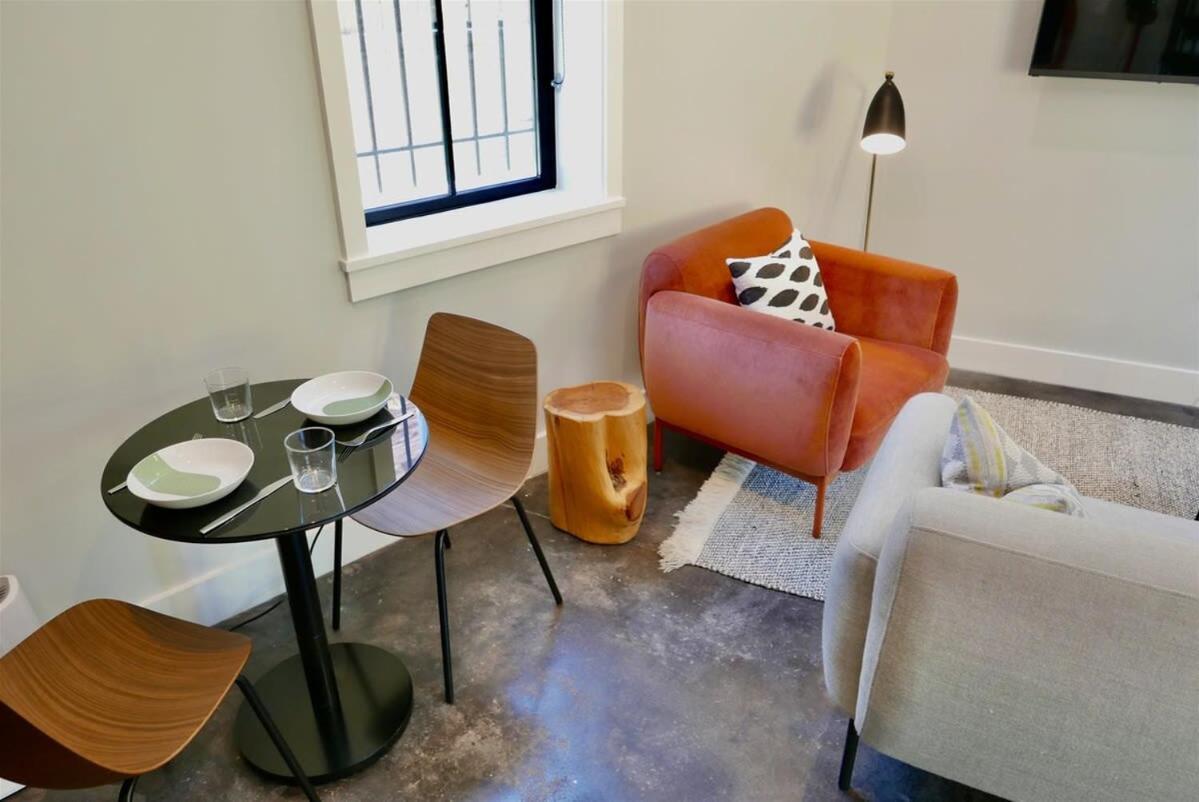 The Chic Carriage House In Shaw Sleeps 2