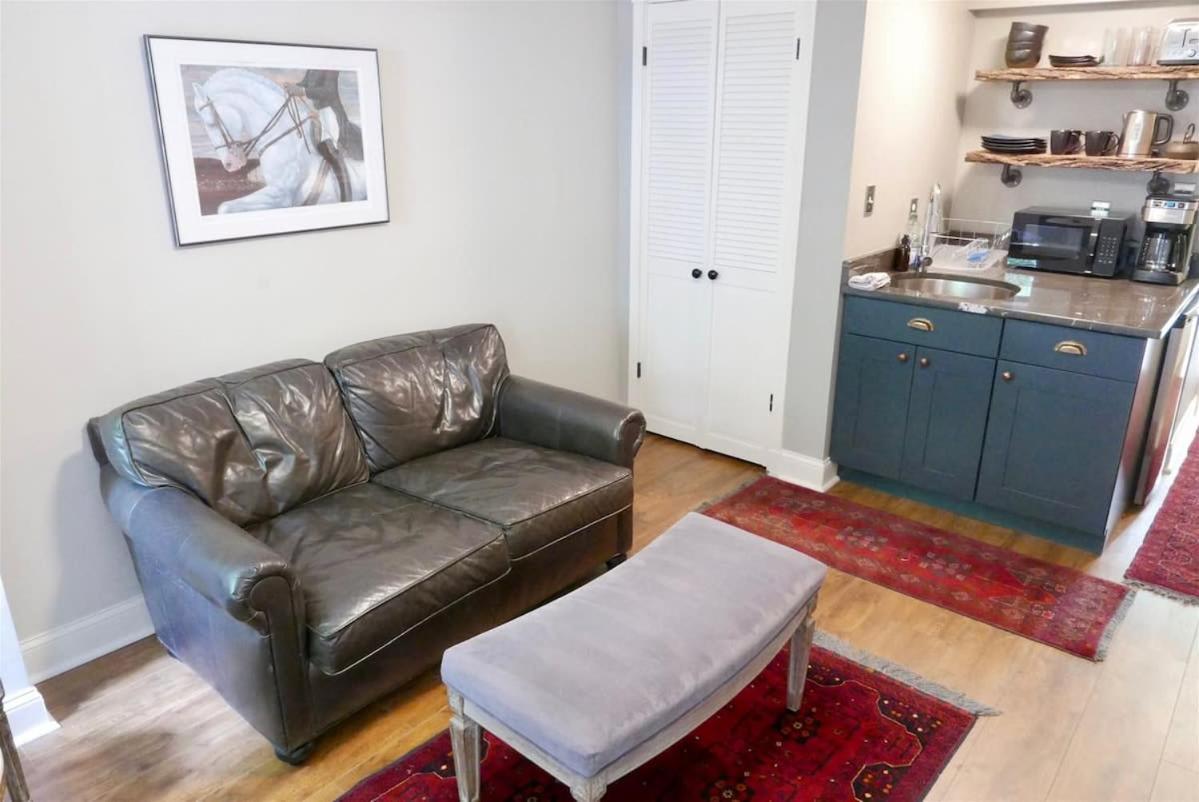 Amazing Location - Close To Union Station Apartment