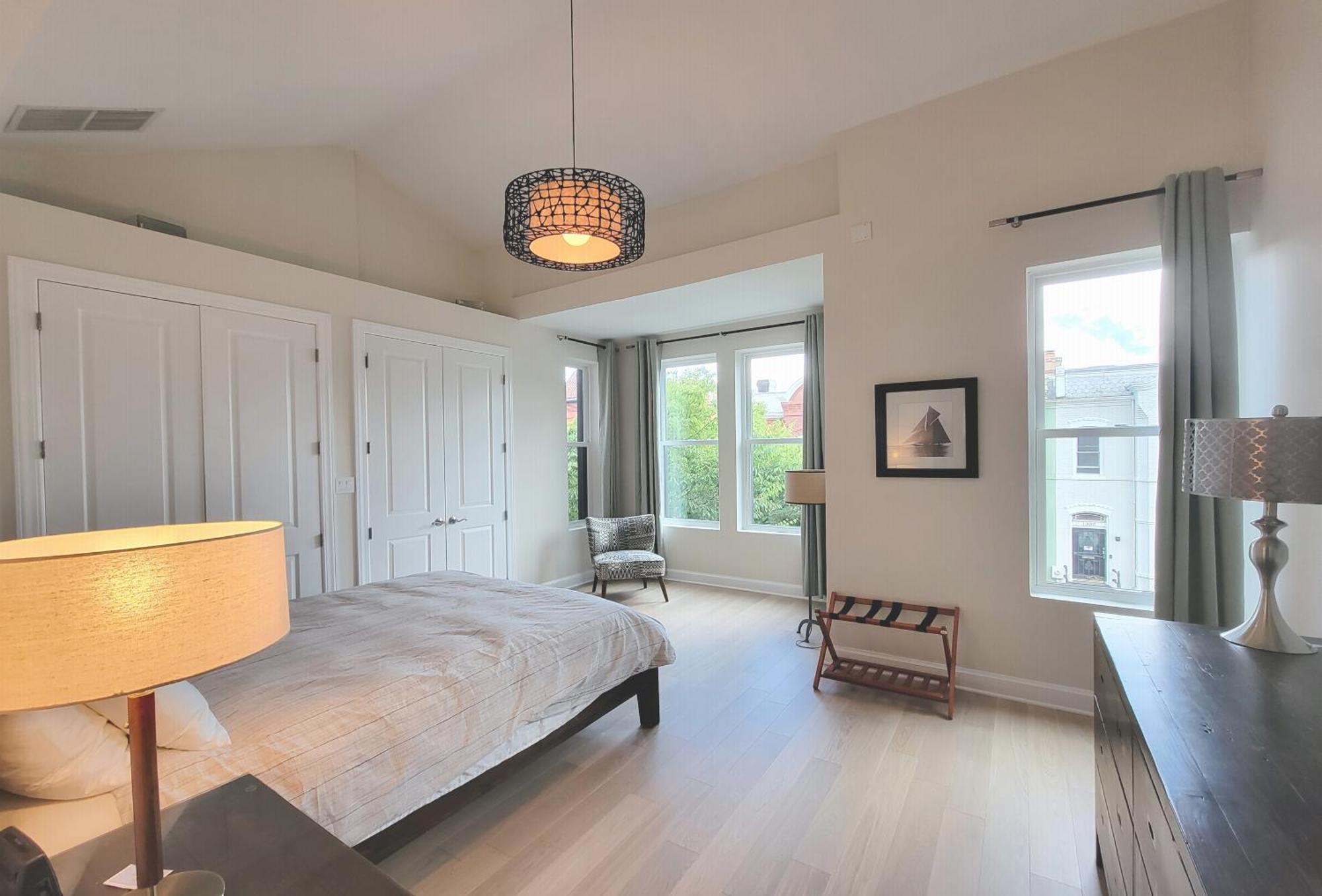 Modern 1 Block From Metro Subway Minutes To Capital, Museums And National Mall Holiday home